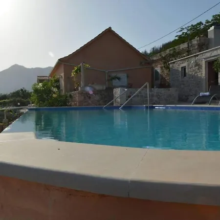 House With Private Pool Mokalo *